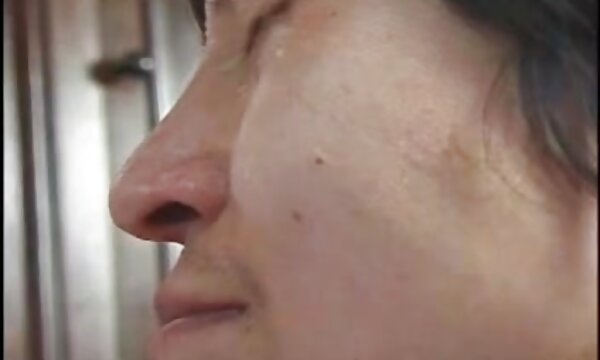 XXX Memerah susu wanita tua hitam dengan pantat besar.