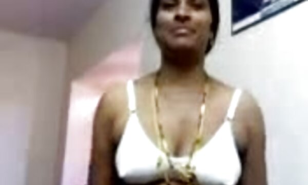 XXX Makcik Telugu Selatan mengadakan hubungan seks dengan wanita India tua dan menunjukkan buah dadanya kepada pelanggan.