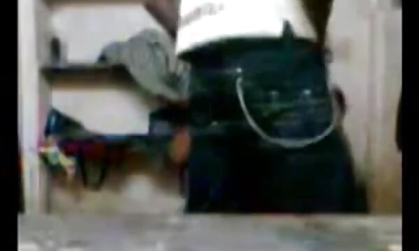 XXX Makcik India memberikan blowjob kepada lelaki muda, menonton video matang buatan sendiri.