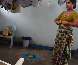 Desi dengan ketiak berbulu, wanita matang untuk seks dalam bilik mandi memakai saree selepas.