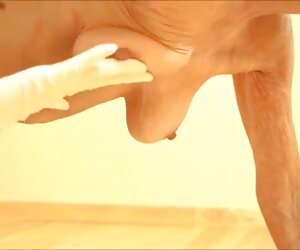 Pertunjukan lembut wanita matang panas bersendirian dengan payudara kendur.