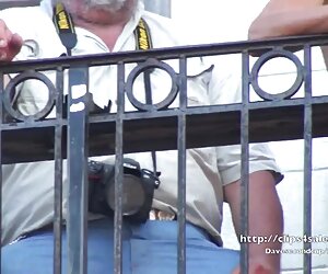 Perayaan fantasi di barat utama - nenek tua berkelip-kelip di balkoni.