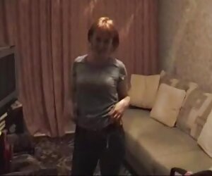 Amatur Rusia matang Alla bercakap tentang seks dan menunjukkan badannya kepada nenek-nenek yang ditangkap xxx.