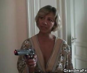 Hot bertiga matang, video matang buatan sendiri sebenar dengan babe.