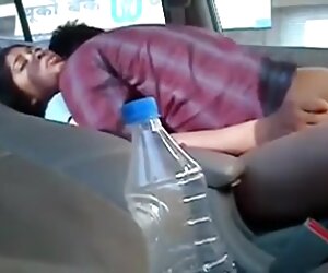 Sialan dewasa menunjukkan video dalam keretanya untuk dilihat oleh semua orang.