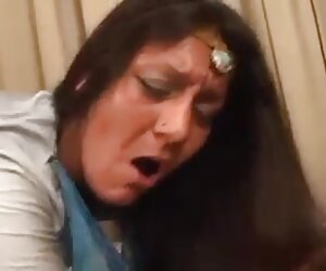 Berpeluh nenek nenek milf berpeluh besar berpeluh tetek kendur.