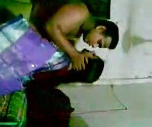 Makcik India buatan sendiri sebenar dalam saree melakukan hubungan seks ibu dengan suami.