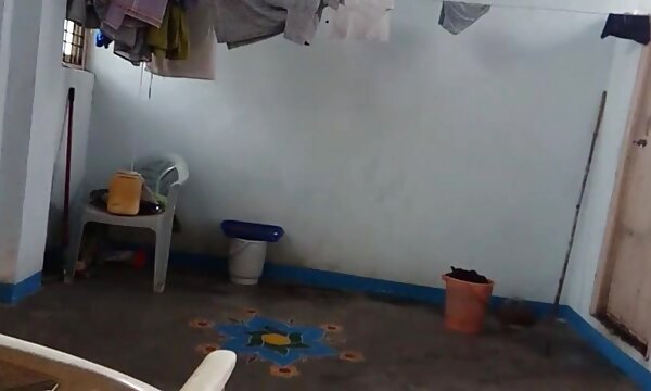 XXX Desi dengan ketiak berbulu, wanita matang untuk seks dalam bilik mandi memakai saree selepas.