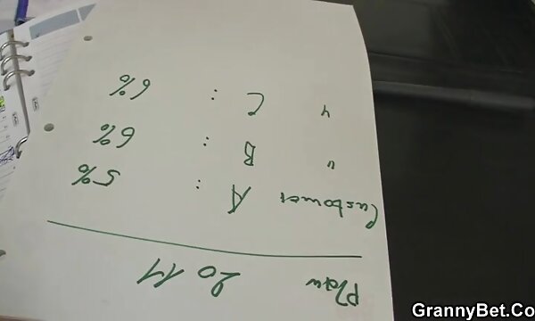 XXX Bos pejabat yang matang memaksa nenek menidurinya dengan keras.