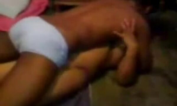 XXX Bertiga dengan desi video percuma nenek pelacur dengan pantat besar.