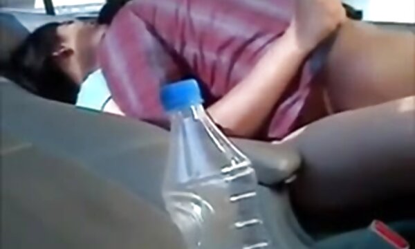 XXX Sialan dewasa menunjukkan video dalam keretanya untuk dilihat oleh semua orang.