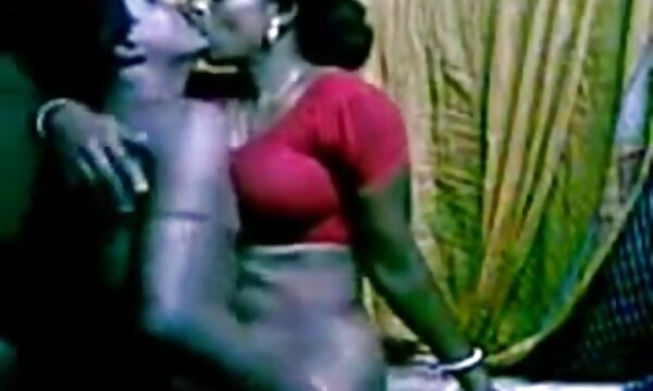 XXX Video pembantu rumah India wanita berbogel di rumah horney.