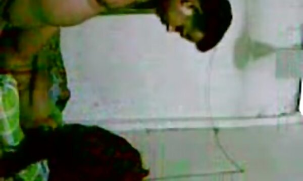 XXX Makcik India buatan sendiri sebenar dalam saree melakukan hubungan seks ibu dengan suami.