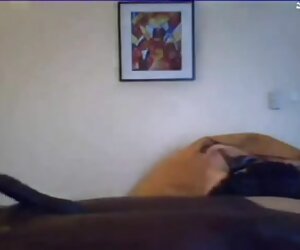 Ibu memberikan urutan buatan sendiri dan handjob kepada seks matang kayu hitam sebenar.