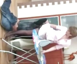 MILF ibu fucked gaya doggy untuk seks dengan pantat besar budak matang semasa melakukan kerja rumah.