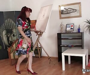 Wanita matang bermain dengan nenek miang berusia 50 tahun dan muda dengan budak lelaki.