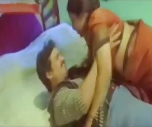 Hot india matang seksi makcik cuba untuk memuaskan hati pelanggannya di hotel.