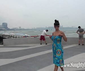 Pameran dan kebogelan di taman awam oleh wanita lebih tua berbogel.