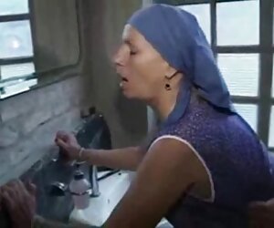 Video panas buatan sendiri wanita matang dalam bilik air.