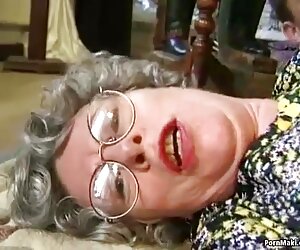 Nenek matang menghisap ayam dan fucks dengan orang Jerman.