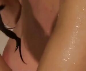 Wanita matang yang menarik mencuci farajnya yang cantik berbulu dan tetek besar daripada keldai besar Sepanyol tua.