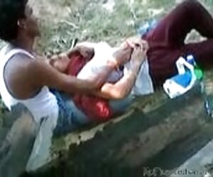 Gadis India membenarkan video seks nenek percuma dengan tetek India untuk bermain dengan kekasihnya di taman.