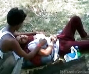 Gadis India membenarkan video seks nenek percuma dengan tetek India untuk bermain dengan kekasihnya di taman.