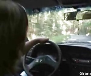 Nenek slutty tua dan muda terperangkap dalam kereta oleh nenek tidak dikenali melancap xxx.