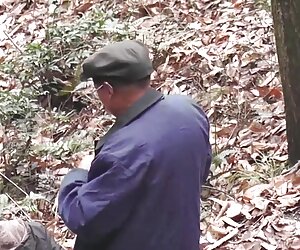 Nenek siri TV memberikan hutan blowjob - hutan liar.