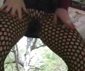 Panas berambut perang milf merokok xxx dengan lelaki tua dan menghisap stoking jala dan tumit.