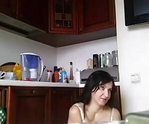 Ibu Rusia yang matang menghisap seorang lelaki yang lebih tua meniduri batang lelaki di dapur.