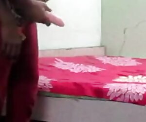 Desi isteri fucks suami dengan strapon, fucks wanita dalam pantat dan melancap dia.