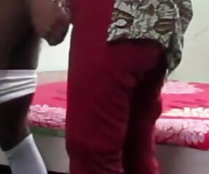 Desi isteri fucks suami dengan strapon, fucks wanita dalam pantat dan melancap dia.