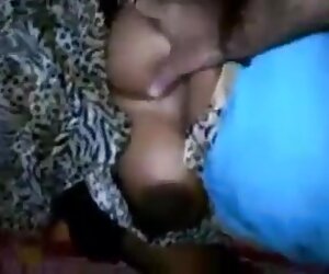 Indan panas meniduri makcik pembantu rumah dengan anak lelaki menjerit wanita tua meniduri bosnya dengan bijak.