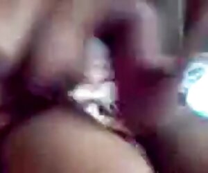 Makcik besar fucks India seksi dengan tetek besar dan memberikan blowjob kepada pelanggannya dalam talian.
