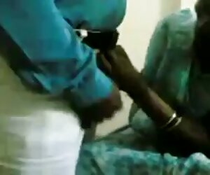 Tetek lama menunjukkan gadis panggilan India, tetek besar menyediakan pelanggannya.