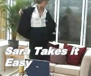 Sarah mengambilnya dengan tenang, seperti seorang amatur.