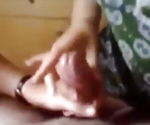 Video matang yang bagus, seorang suri rumah dari Delhi memberikan deva matangnya kerja tangan yang bagus.