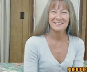 Amatur Latina mendapat fucked oleh seorang gadis Amerika yang matang menghisap batang.
