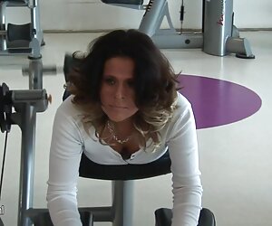 Wanita matang melakukan hubungan seks dengan wanita tua yang berpeluh di gim.