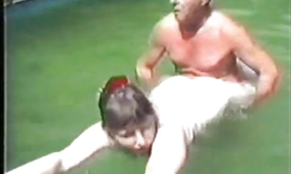 XXX Pasangan lebih tua xxx wanita Mexico tua melakukan hubungan seks di kolam bahagian 1 menggunakan tweed.