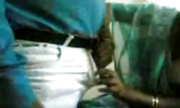 XXX Tetek lama menunjukkan gadis panggilan India, tetek besar menyediakan pelanggannya.