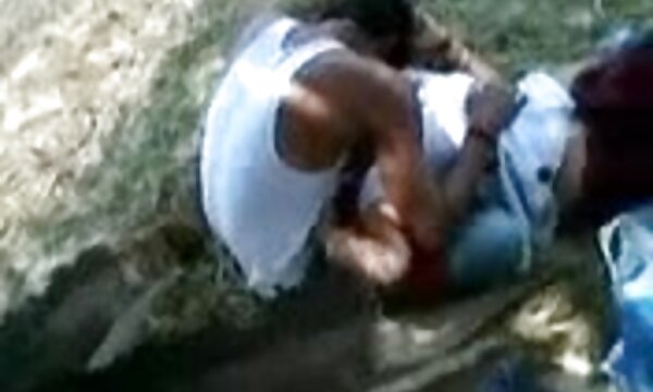 XXX Gadis India membenarkan video seks nenek percuma dengan tetek India untuk bermain dengan kekasihnya di taman.