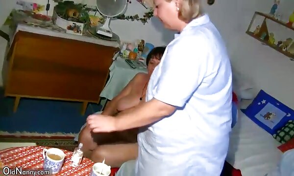 XXX Pengasuh tua, nenek gemuk matang gemuk mengurut nenek tua.