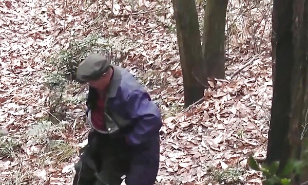 XXX Nenek siri TV memberikan hutan blowjob - hutan liar.