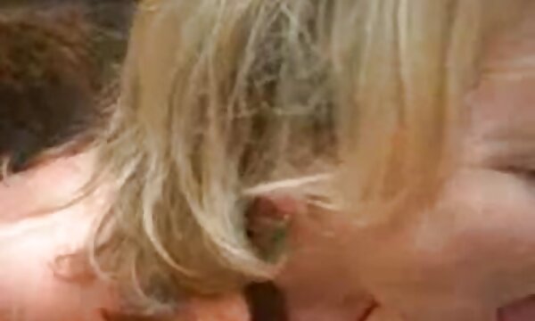 XXX Nenek matang melati memberikan blowjob kepada lesbian, video wanita lebih tua.