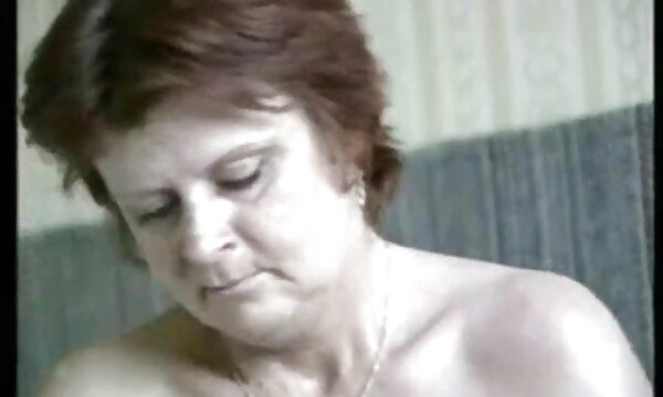 XXX Ibu buatan sendiri amatur berbulu mendapati anak perempuannya fucking matang.