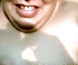 Makcik India memberikan blowjob dan video erotik muka wanita matang.