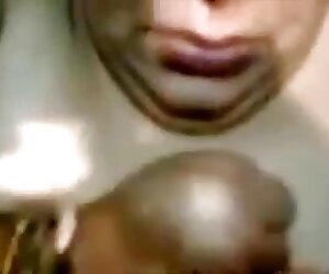 Makcik India memberikan blowjob dan video erotik muka wanita matang.