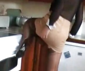 Sarah dalam stoking semakin matang dengan otaknya.